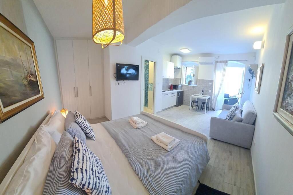 Studio Apartment Marella Vis Bagian luar foto