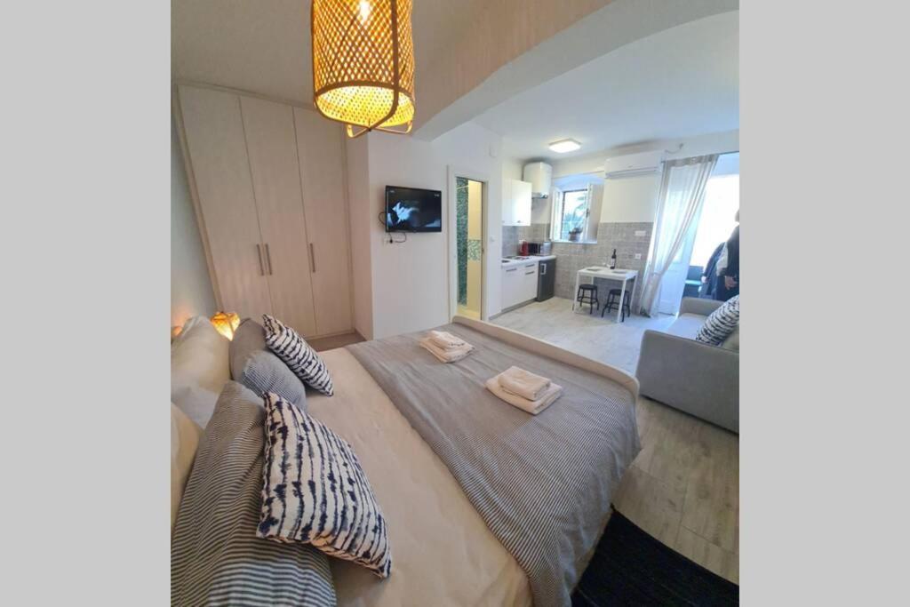 Studio Apartment Marella Vis Bagian luar foto