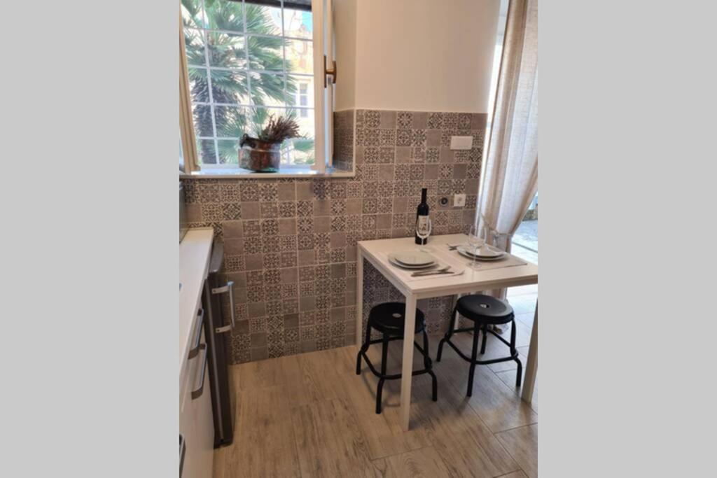 Studio Apartment Marella Vis Bagian luar foto