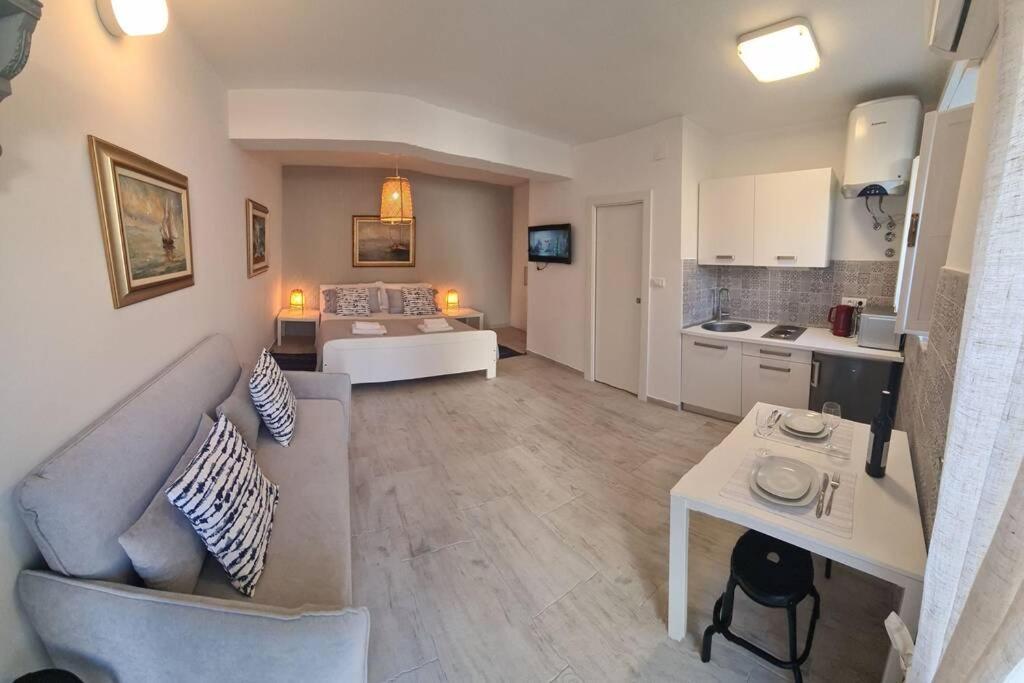 Studio Apartment Marella Vis Bagian luar foto