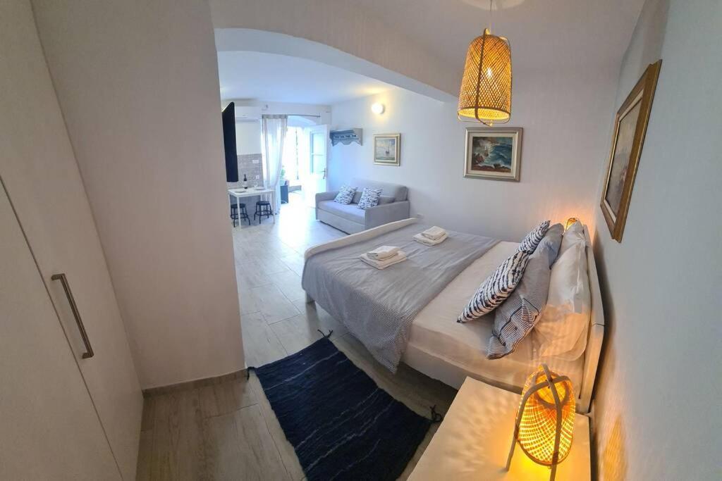 Studio Apartment Marella Vis Bagian luar foto